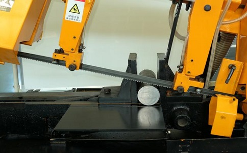 石龙镇数控带锯床自动送料精度会出现偏差吗？